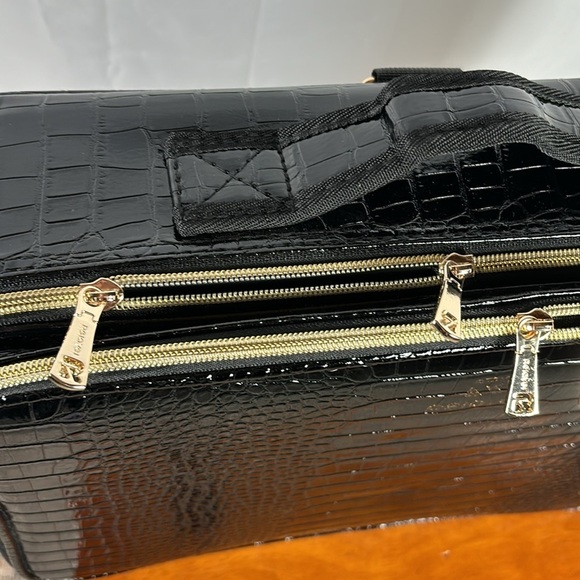 Relavel Makeup Bag Traveling Case - Picture 3 of 6